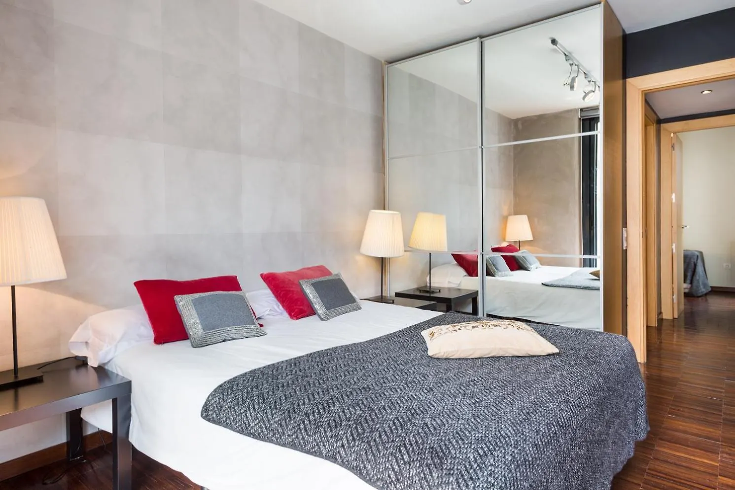 My Space Emirates - Executive Apartments With Private Balcony Barcelone