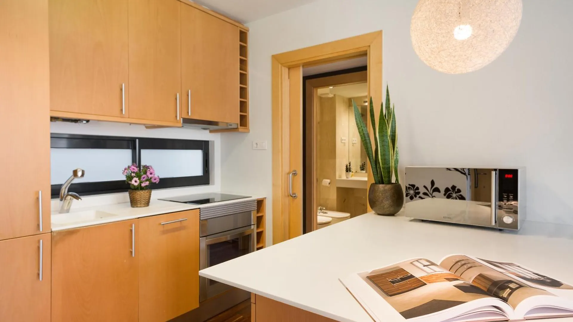 My Space Emirates - Executive Apartments With Private Balcony Barcelone