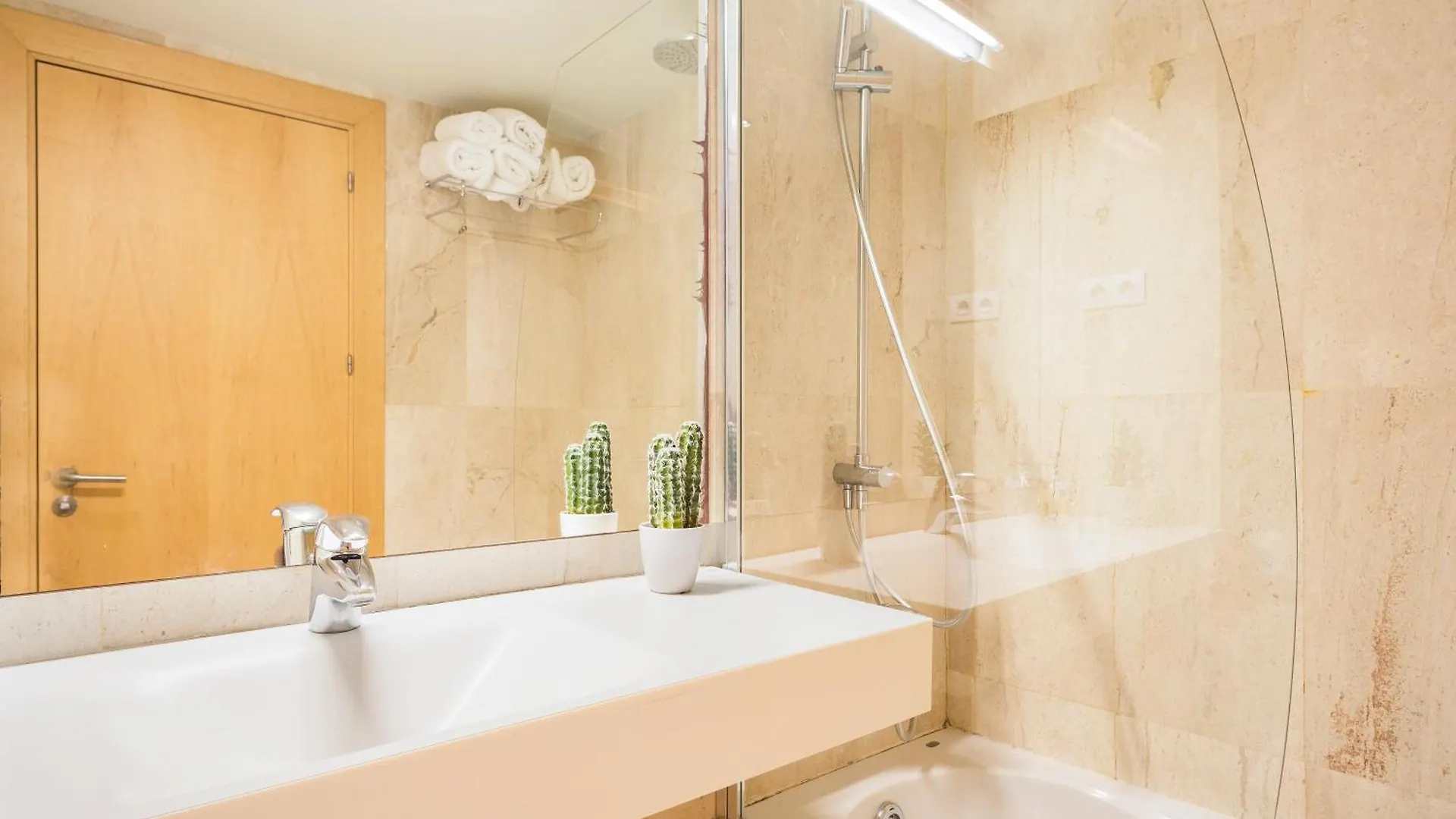 My Space Emirates - Executive Apartments With Private Balcony Barcelone